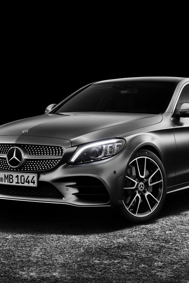 Серебристый автомобиль Mercedes-Benz C-Class 2019 года