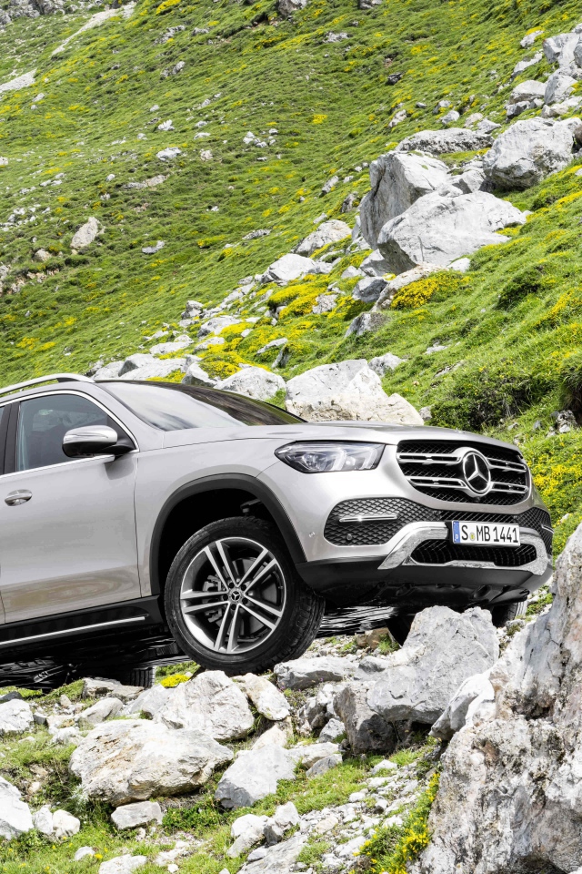 Серебристый внедорожник Mercedes-Benz GLE, 2019 в горах 