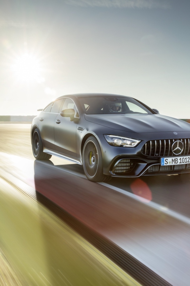 Серебристый автомобиль Mercedes-AMG GT4, 2018 года на скорости 