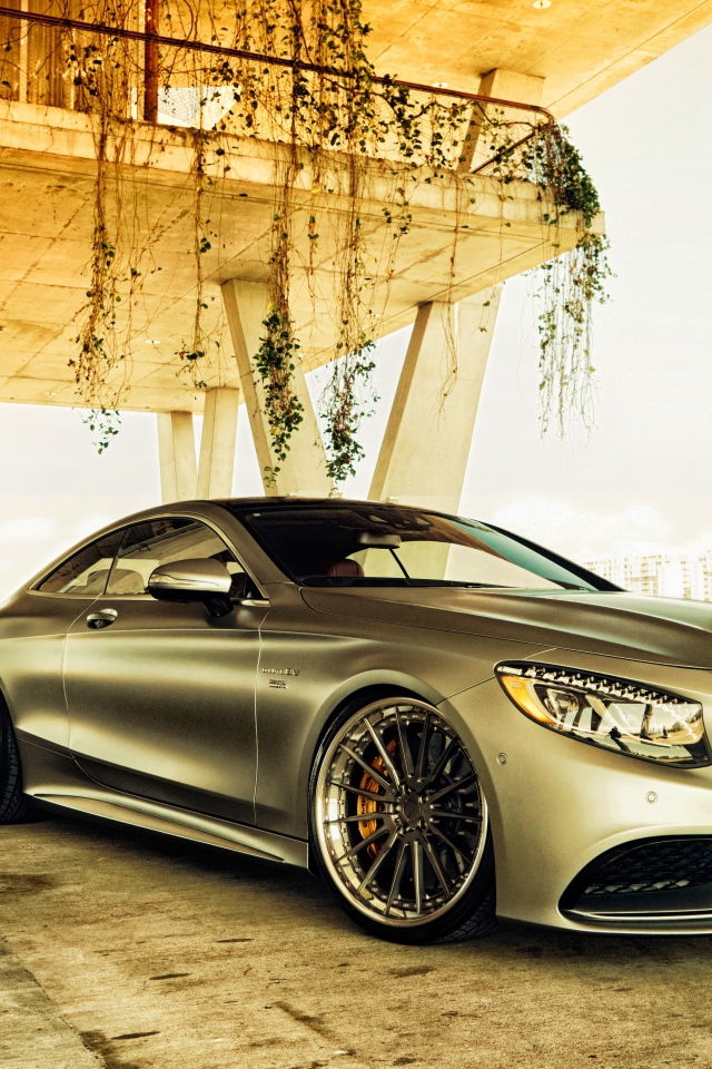 Серебристый автомобиль Mercedes-Benz S-Class