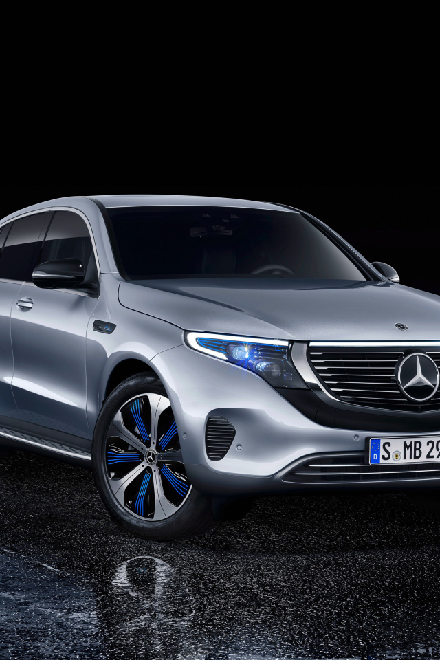 Серебристый автомобиль Mercedes EQC400, 2018 года