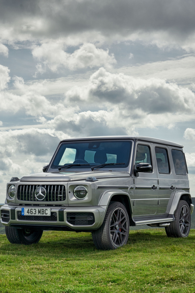 Серебристый автомобиль внедорожник Mercedes-AMG G 63, 2018
