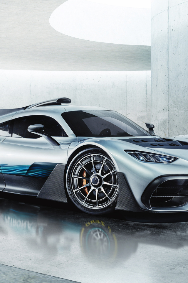 Серебристый спортивный автомобиль Mercedes-AMG Project One, 2018