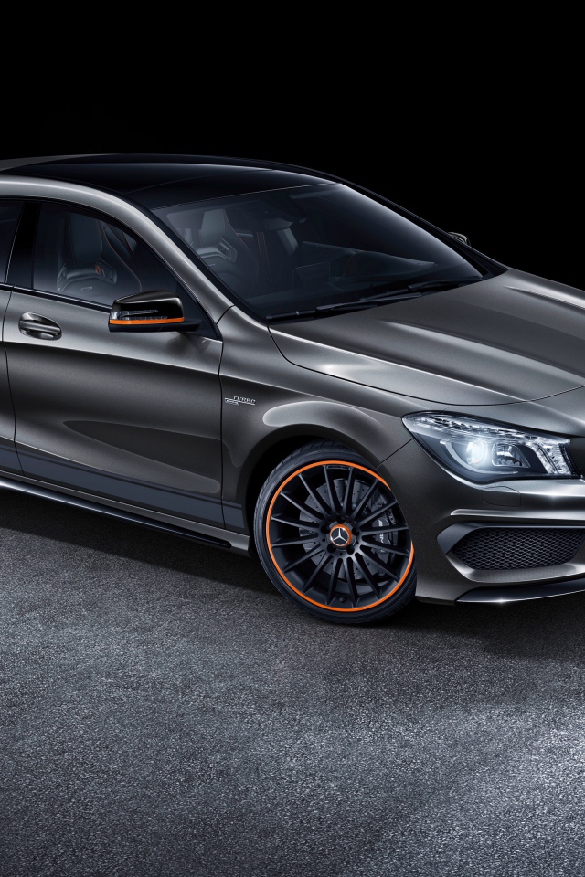 Серебристый стильный автомобиль Mercedes CLA Shooting Brake