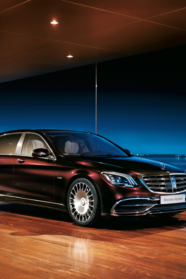 Стильный черный автомобиль Mercedes Benz S 650, 2018 года