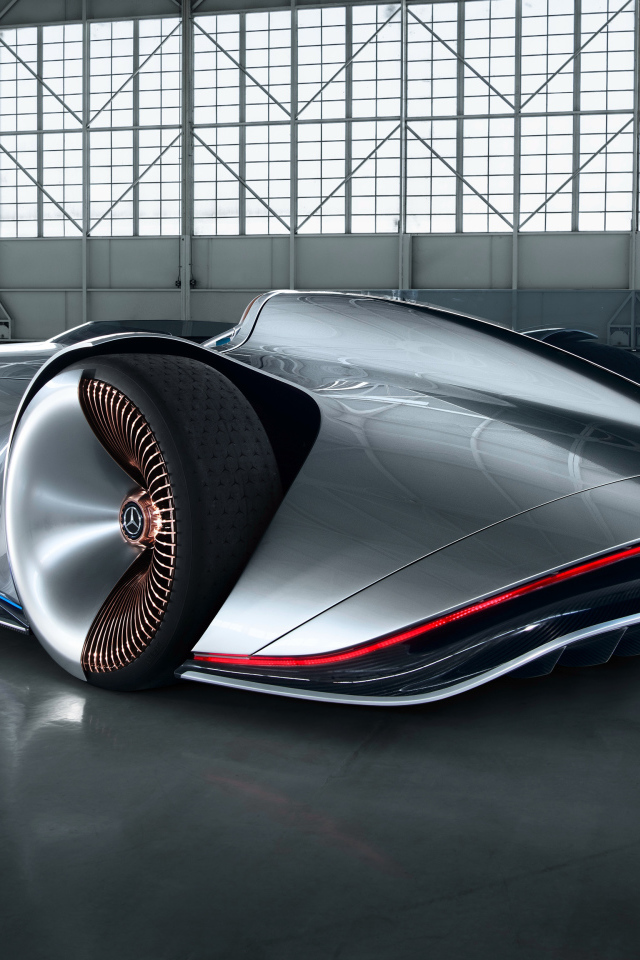 Суперкар Mercedes Benz Vision EQ Silver Arrow в ангаре