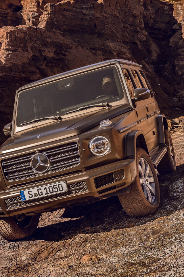 Большой дорогой автомобиль Mercedes Benz G 500, 2018 в горах
