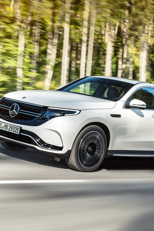 Белый внедорожник Mercedes-Benz EQC, 2020 года на трассе