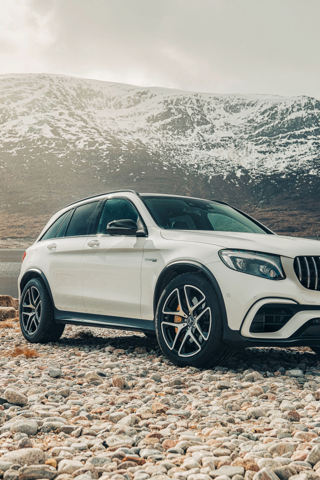 Белый внедорожник Mercedes AMG GLC 63 S, 2018 года на фоне гор