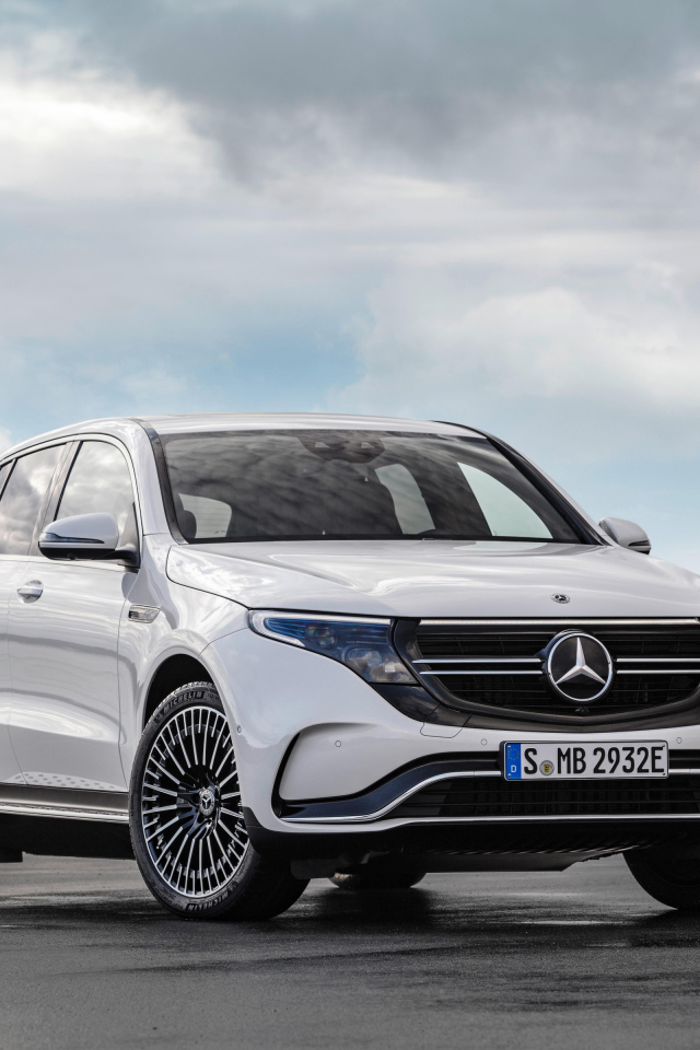 Белый автомобиль Mercedes-Benz EQC, 2020 года на фоне неба