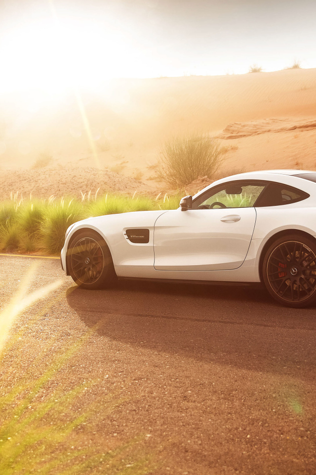 Белый спорткар Mercedes-AMG GT-S в лучах солнца