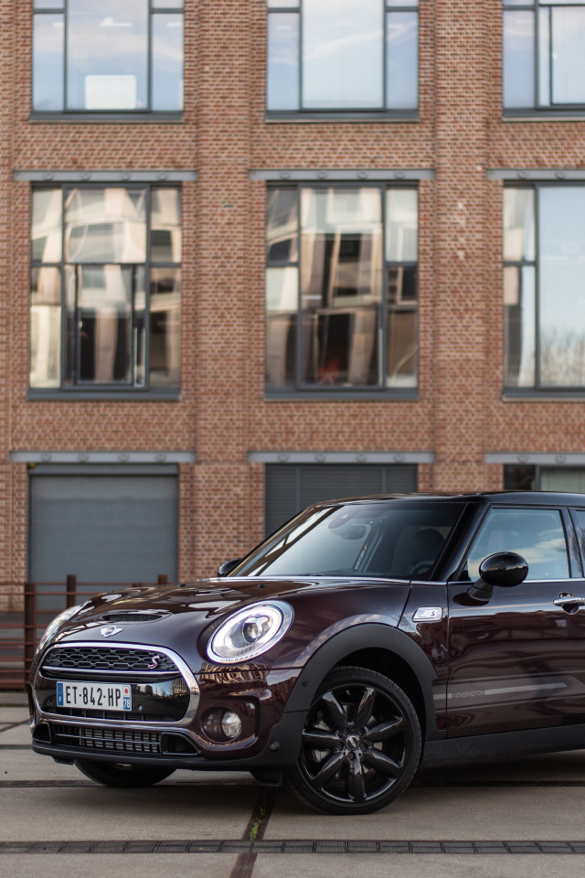 Бордовый компактный автомобиль MINI Cooper S, 2018