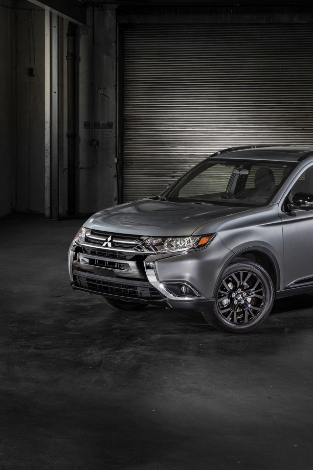 Серебристый внедорожник Mitsubishi Outlander, 2018