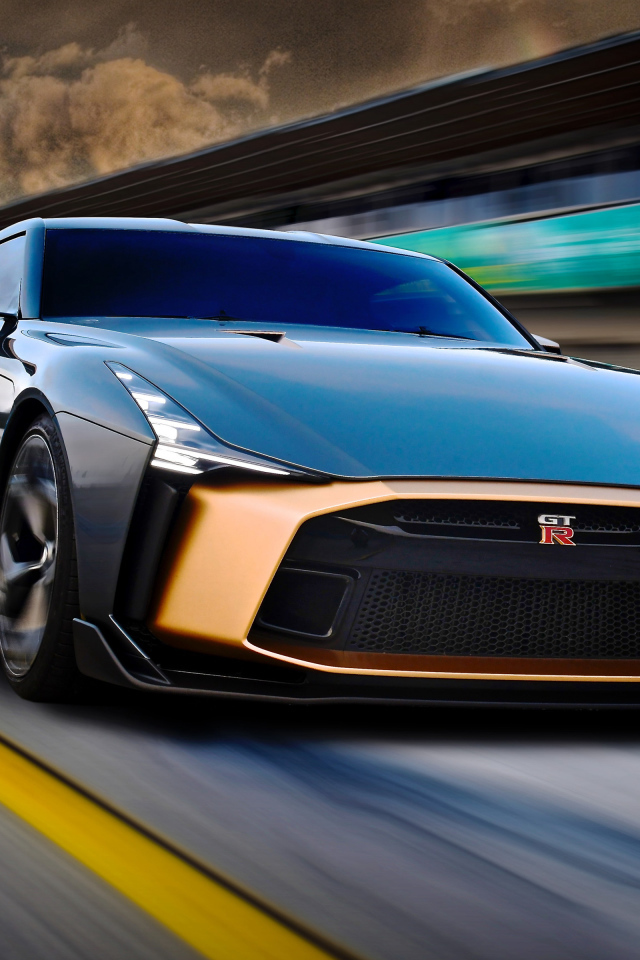 Черный спортивный автомобиль Nissan GT-R50 2018 года на трассе