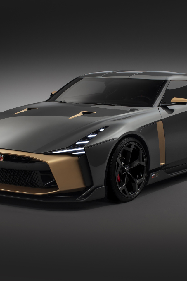 Автомобиль Nissan GT-R50 2018 года на сером фоне