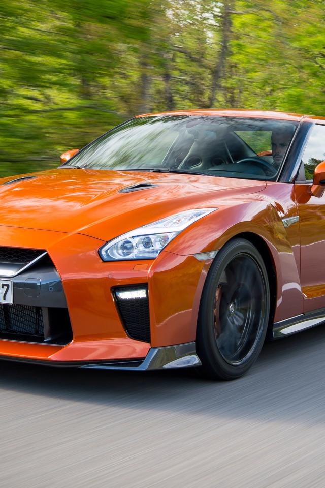 Оранжевый автомобиль Nissan GT-R на трассе