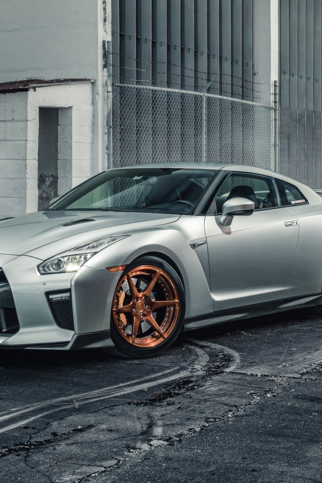 Серебристый автомобиль Nissan GTR