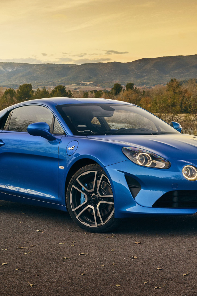 Синий автомобиль Alpine A110 Premiere Edition, на фоне горизонта