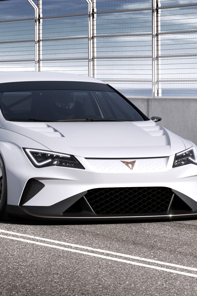 Автомобиль Cupra E Racer 2018 года на гоночной трассе