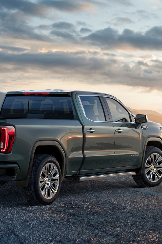 Пикап GMC Sierra Rear Side, 2019 года на берегу океана