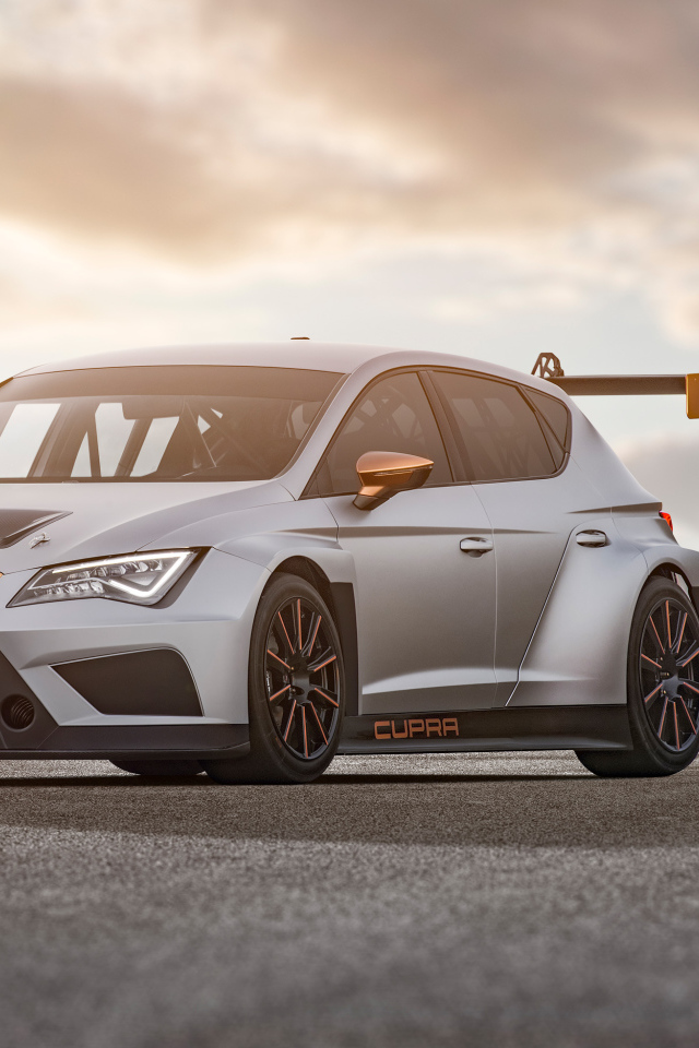 Серебристый автомобиль Cupra TCR 2018
