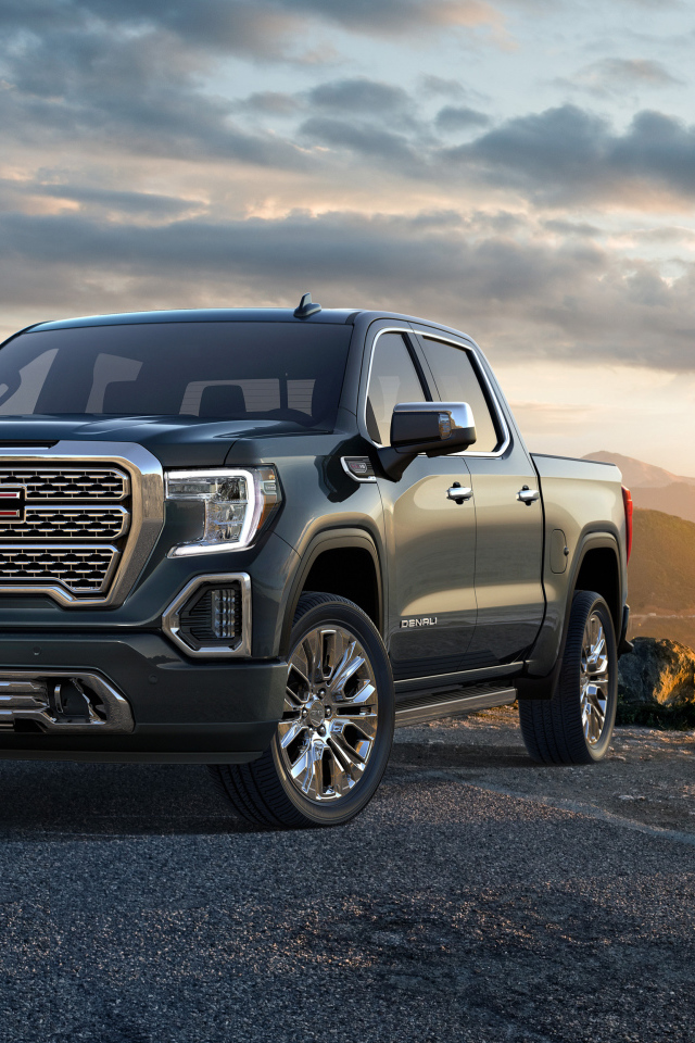 Серебристый автомобиль пикап GMC Sierra, 2019 года 