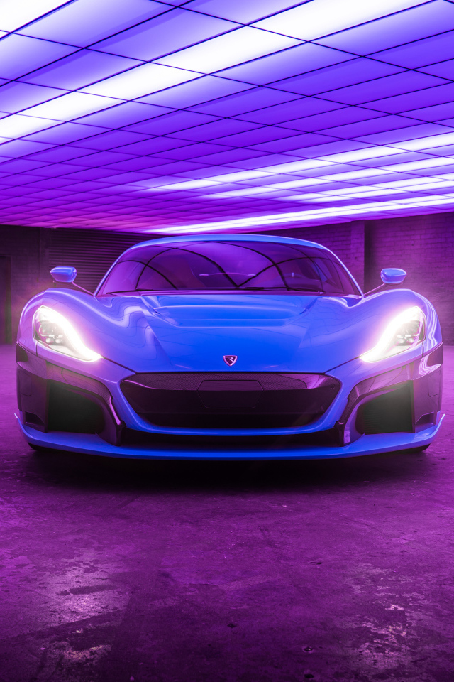 Спортивный автомобиль Rimac C Two California Edition, 2018 с включенными фарами