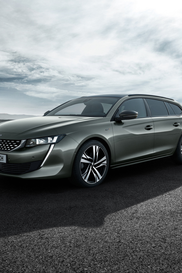 Автомобиль Peugeot 508 SW GT 2018 на фоне неба