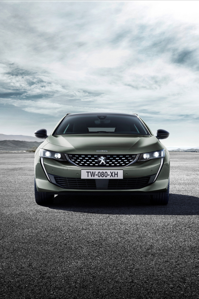 Автомобиль Peugeot 508 SW GT 2018 года вид спереди 