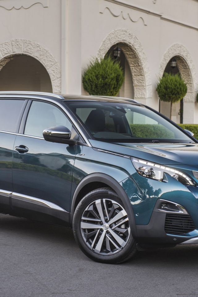 Внедорожник Peugeot  5008 GT, 2018 года на фоне здания 