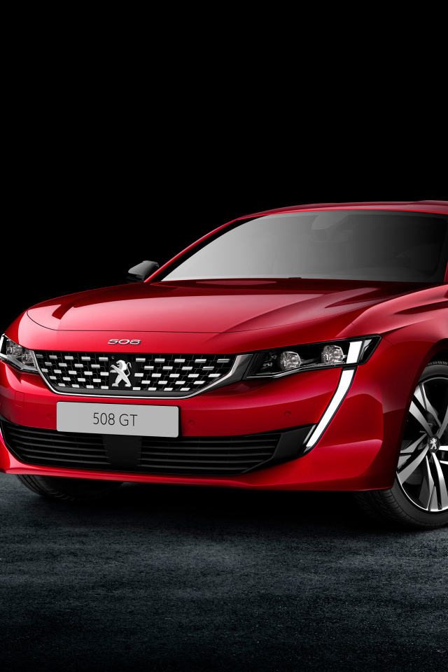 Красный стильный автомобиль Peugeot 508 GT на черном фоне