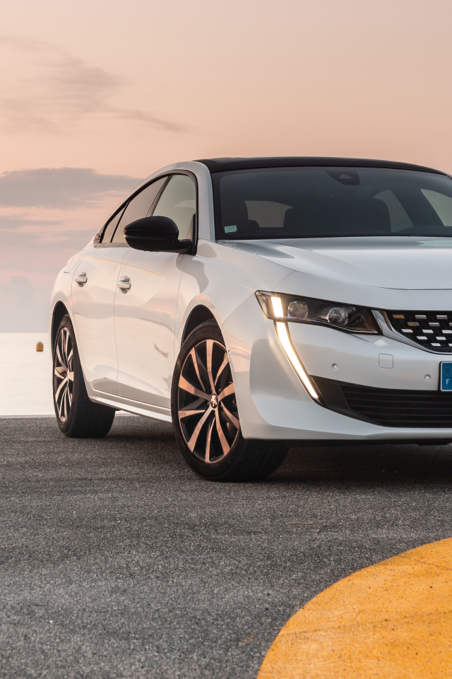 Белый автомобиль Peugeot 508 GT Line