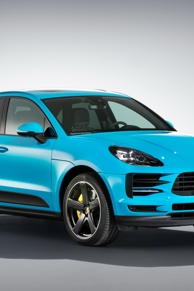 Голубой автомобиль  Porsche Macan S, 2018 на сером фоне