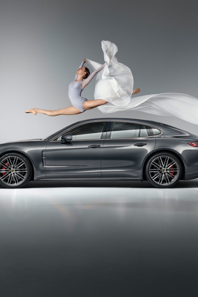 Фантастический прыжок гимнастки через серебристый автомобиль  Porsche Panamera Turbo