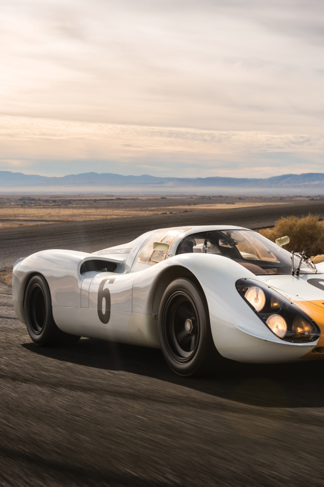 Гоночный автомобиль Porsche 908 на трассе