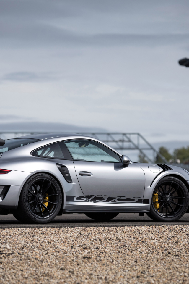 Спортивный автомобиль Porsche 911 GT3 RS, 2018 года вид сзади