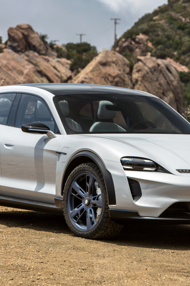Белый автомобиль Porsche Mission E Cross Turismo 2018