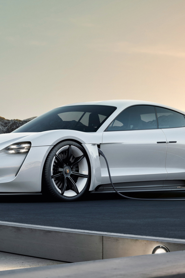 Белый спортивный автомобиль Porsche Mission E Concept