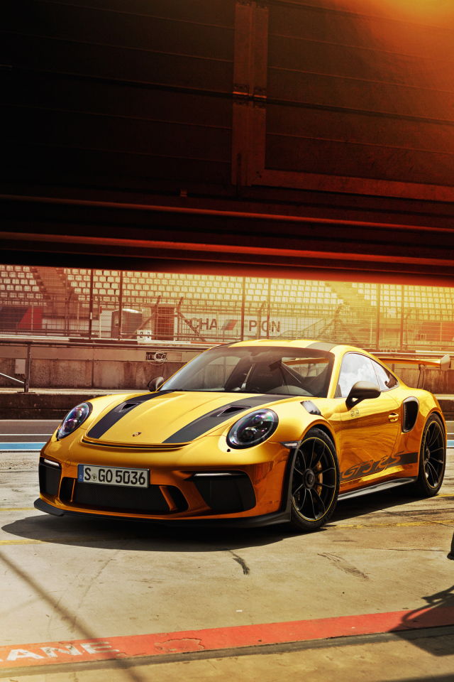 Желтый автомобиль Porsche 911 GT3 RS, 2018 года