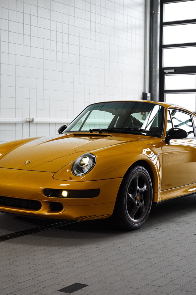 Желтый Porsche 911 Turbo Classic Series, 2018 года в гараже