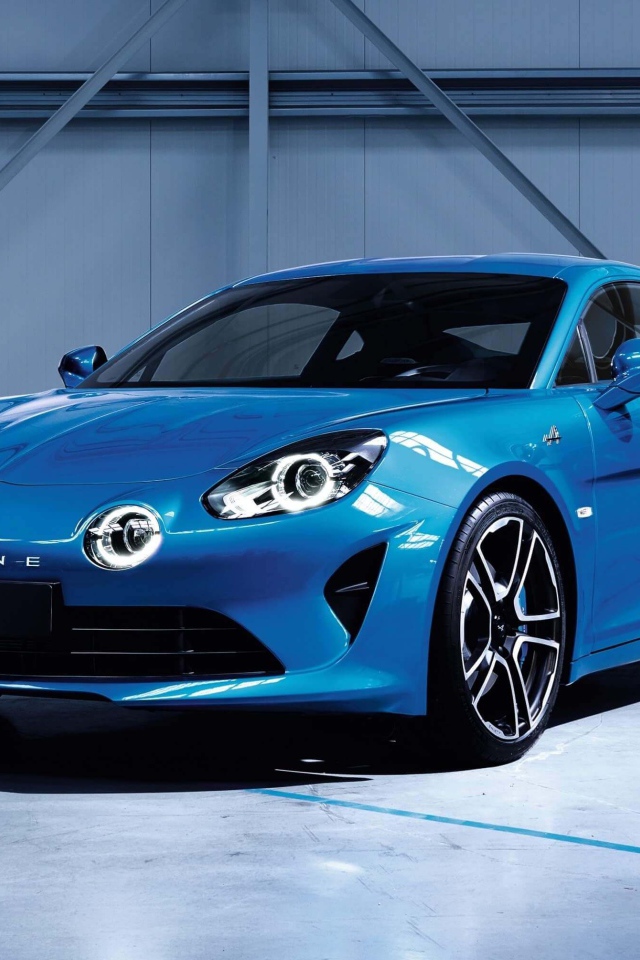 Голубой автомобиль Renault Alpine A110, 2019 года