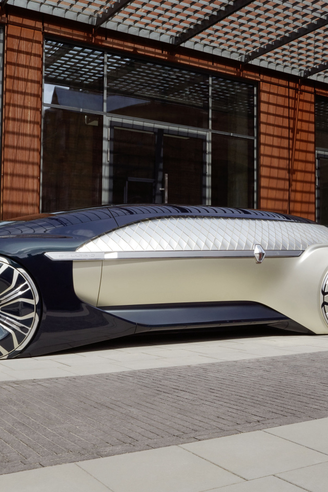 Инновационный автомобиль Renault EZ-Ultimo 2018 у здания