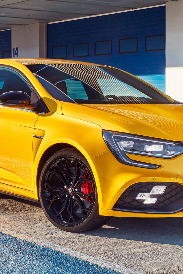 Желтый стильный автомобиль Renault Megane RS, 2019
