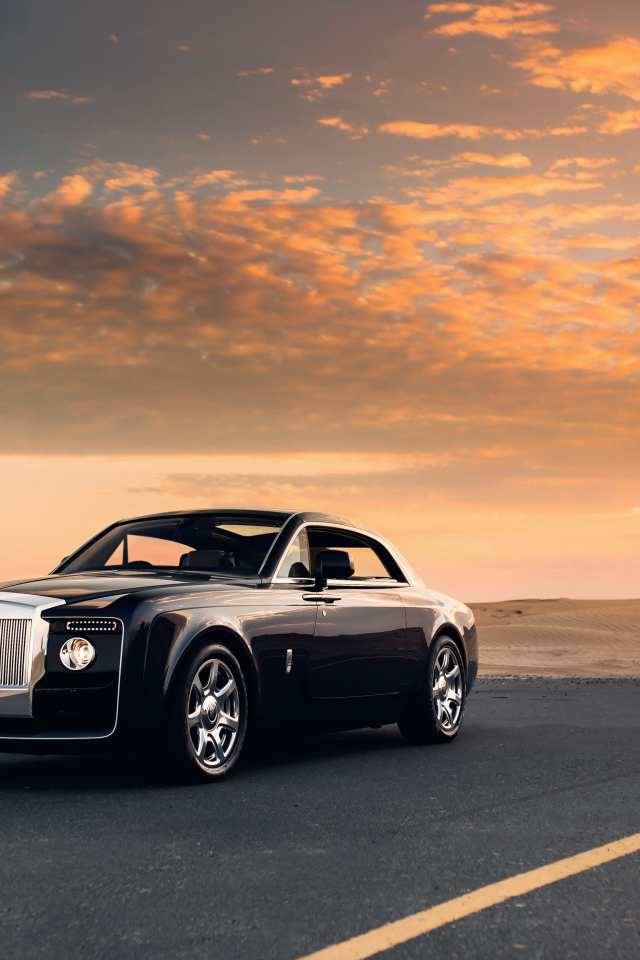 Черный Rolls Royce Sweptail  на фоне красивого неба