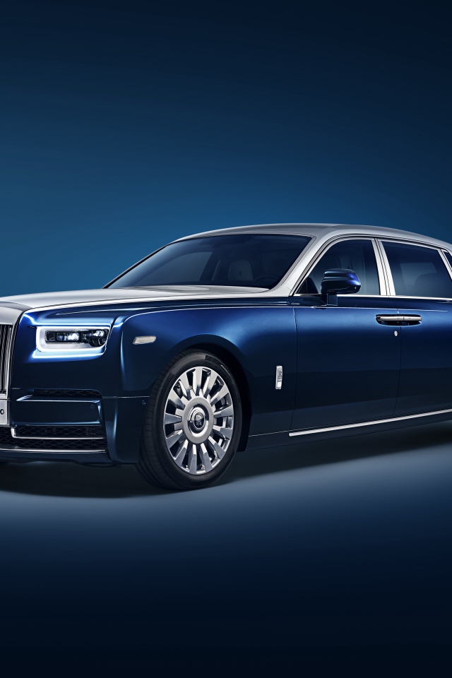 Синий автомобиль Rolls-Royce Phantom EWB 2018