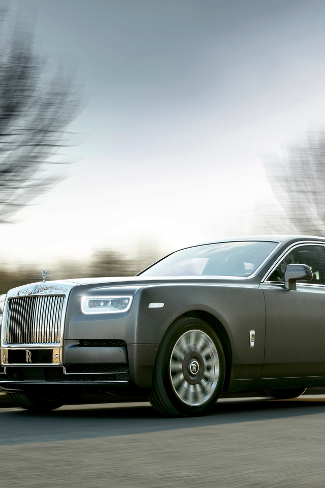 Дорогой автомобиль Rolls Royce Phantom, 2018 на скорости 