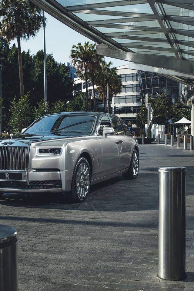 Серебристый стильный Rolls Royce Phantom 2018
