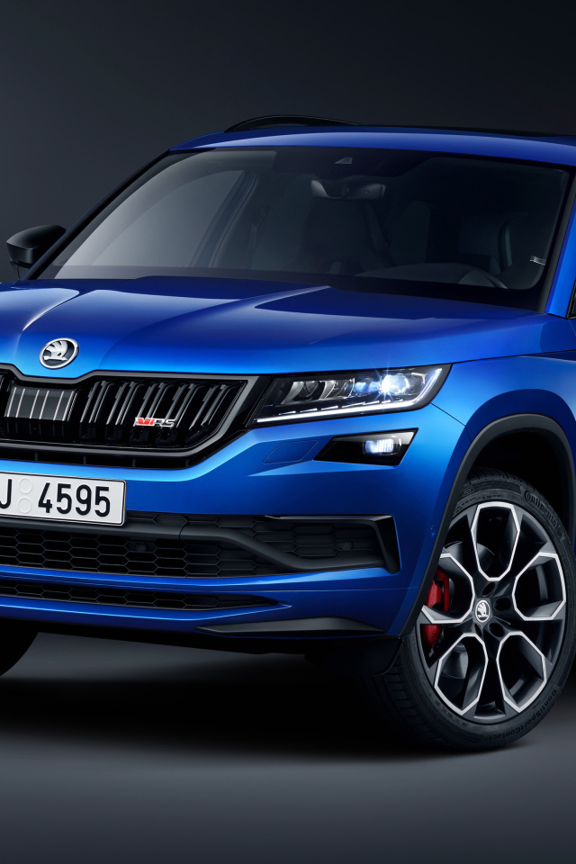Синий внедорожник Skoda Kodiaq RS 2019 года на сером фоне