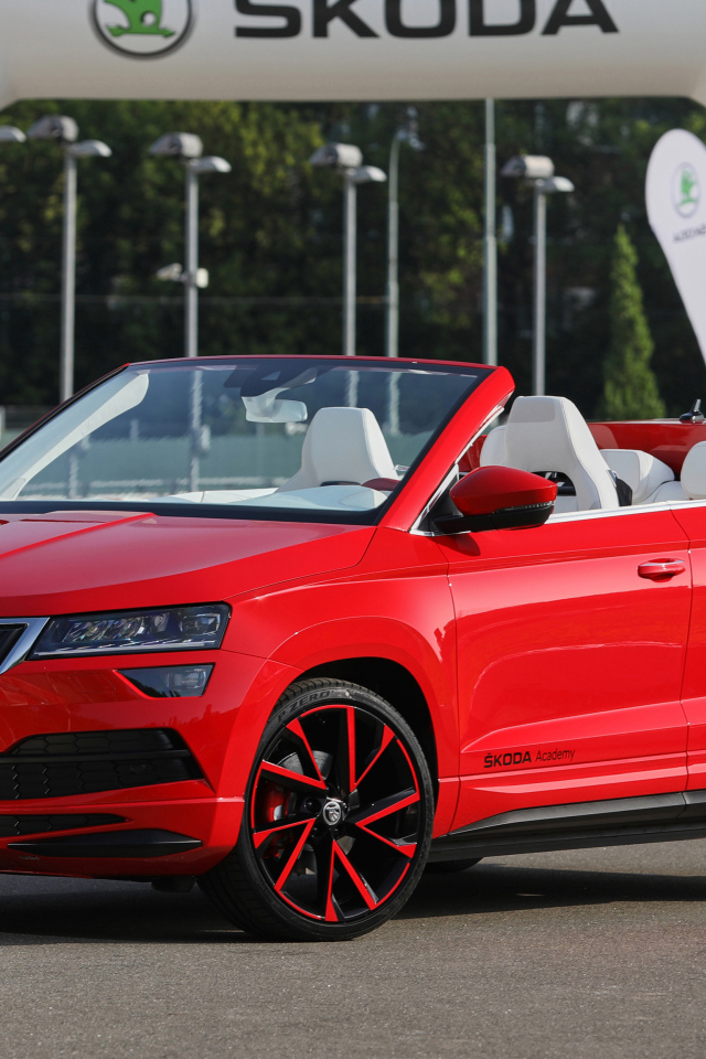 Красный новый автомобиль Skoda Sunroq Concept 2018