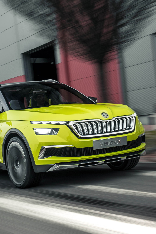Автомобиль Skoda Vision X, 2018 года в движении